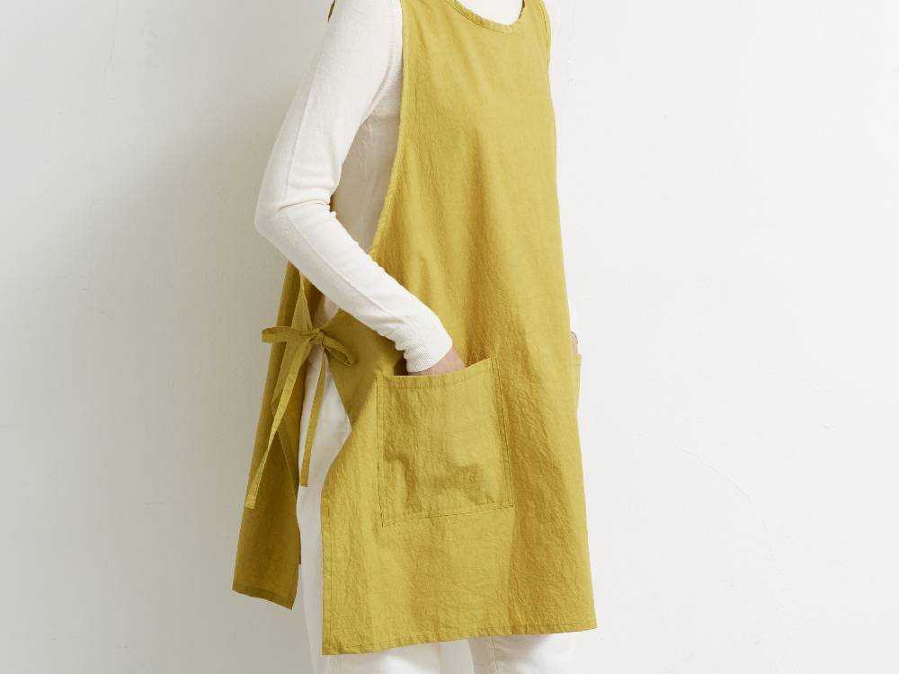 マスタード色のビブエエプロン、ポケット付き