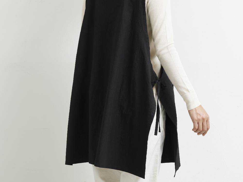 グレーの袖なしビブエプロン