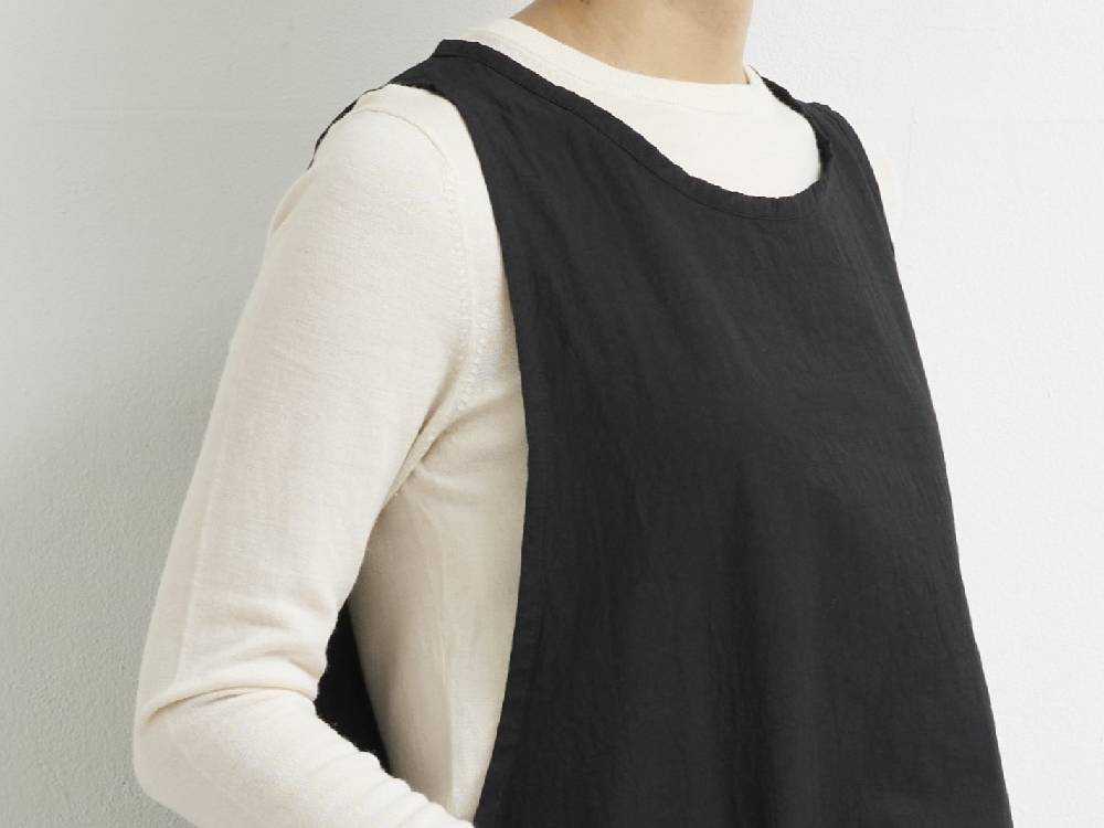 袖なしデニム製のビブエプロン、ポケット付き