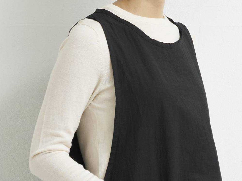 袖なしデニム製のビブエプロン、ポケット付き