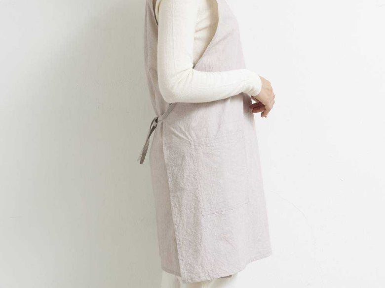 SUNNY LOCATIONのビブエプロンがハンガーにかかっている