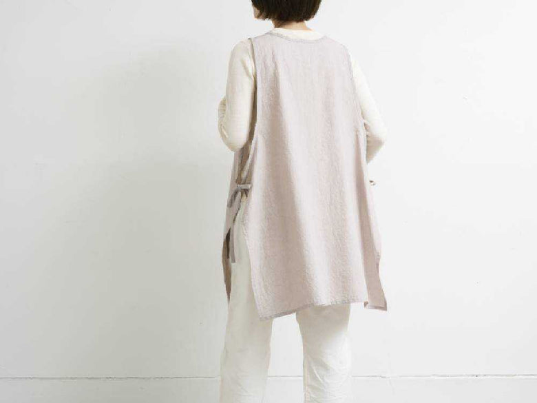 SUNNY LOCATIONのブラックビブエプロンの前面画像