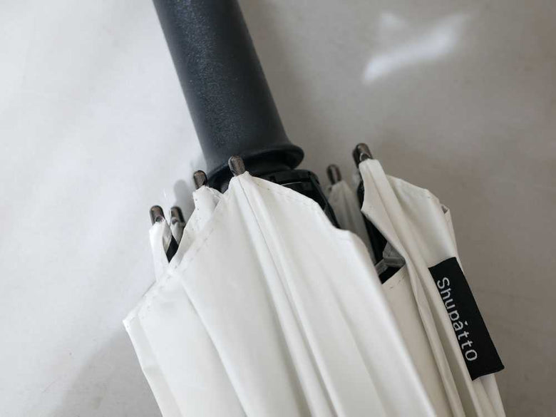 ベルトなしのマーナ灰色日傘と銀色骨