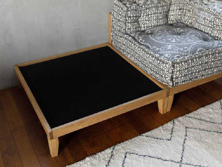 木製家具とクッションが配置されたリビングルーム