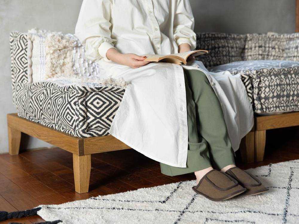 グレーのクッションが配置された家具の画像