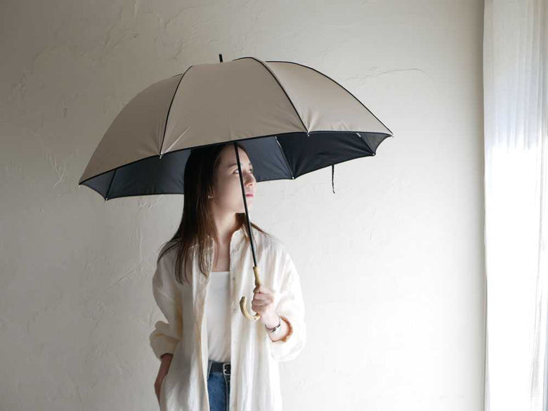 モデルがグレーの晴雨兼用傘を持っている