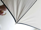 ビコーズ遮光率100%晴雨兼用傘が風に揺れる