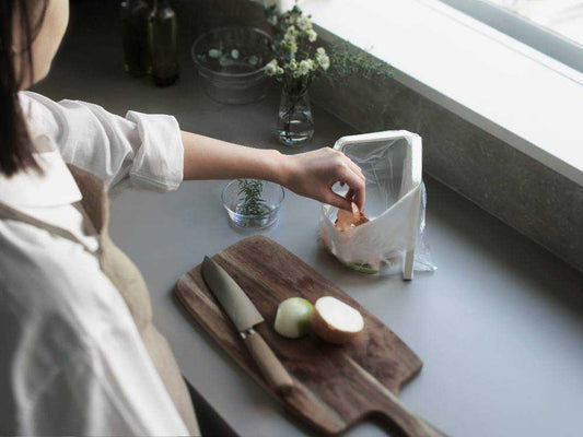 コンパクトに収納できるマーナのポリ袋ホルダー