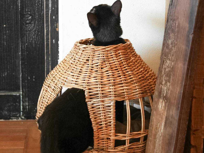 ラタンとコットン素材の手作りねこハウス