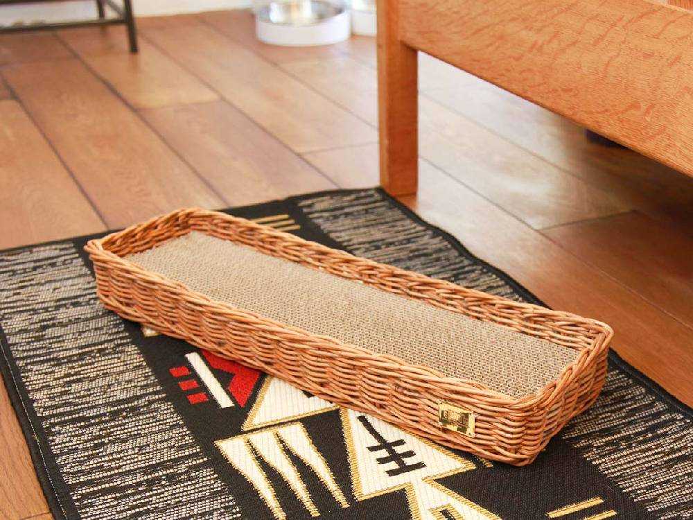 クレエ製ラタンと真鍮の猫用爪とぎバスケット