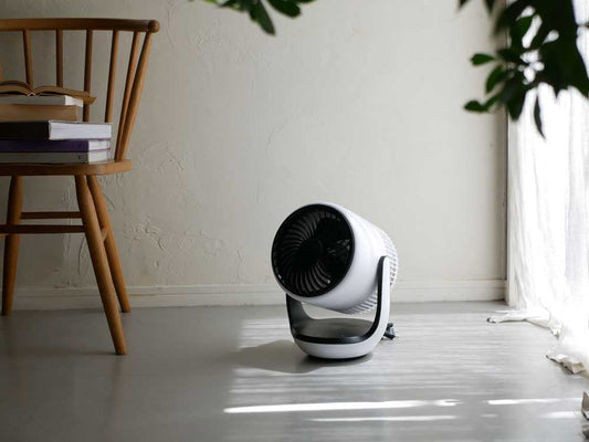 銀色の空気清浄機付きサーキュレーター