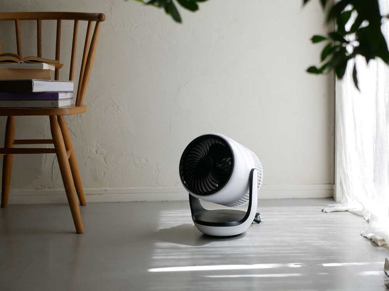 銀色の空気清浄機付きサーキュレーター