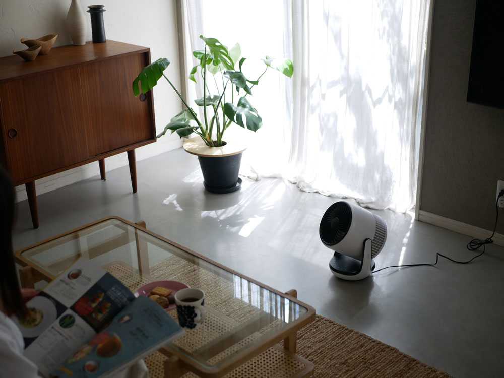 リビングに置かれた空気清浄機付きサーキュレーター