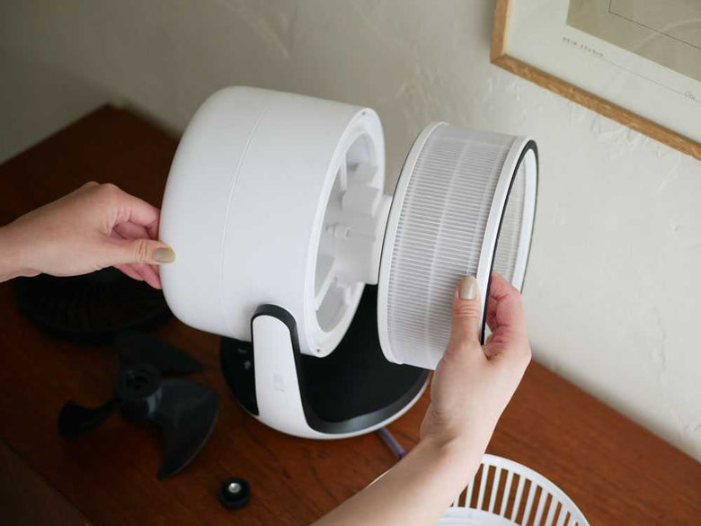 空気清浄機付きサーキュレーターが木の床に置かれ、子供が周囲にいる様子