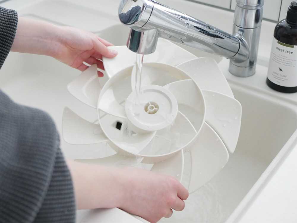 DCリビングサーキュレーターファン SMARTAIR DCの銀色本体