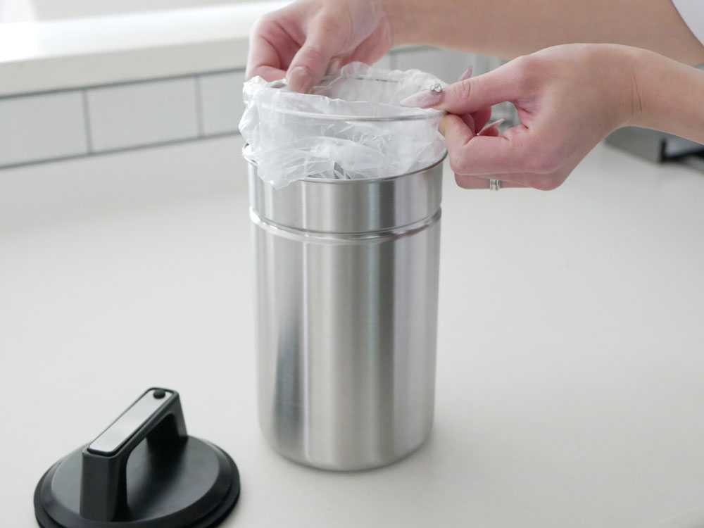 シルバー色の蓋付き密閉生ごみキャニスター