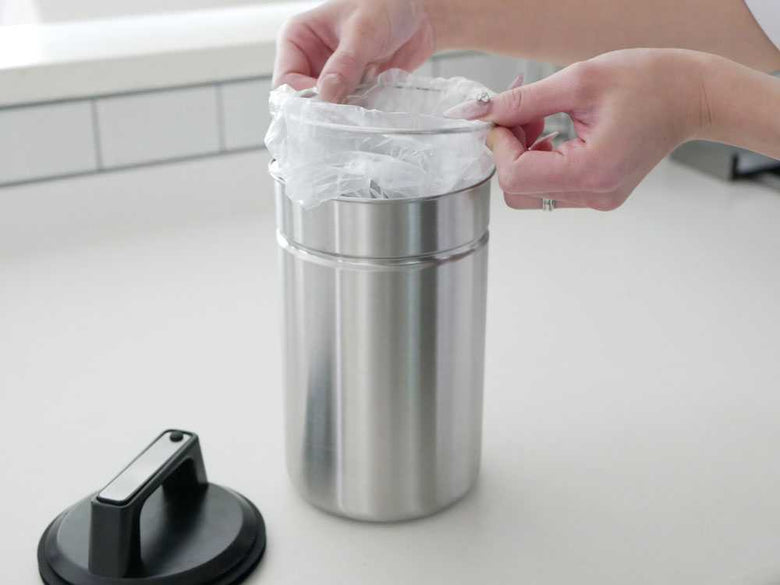 シルバー色の蓋付き密閉生ごみキャニスター