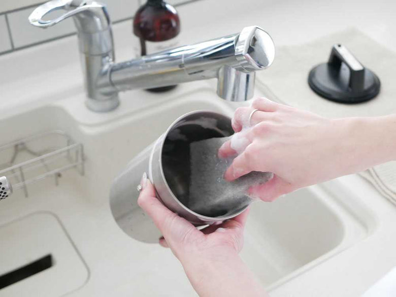 シンク下に設置された密閉生ゴミキャニスター