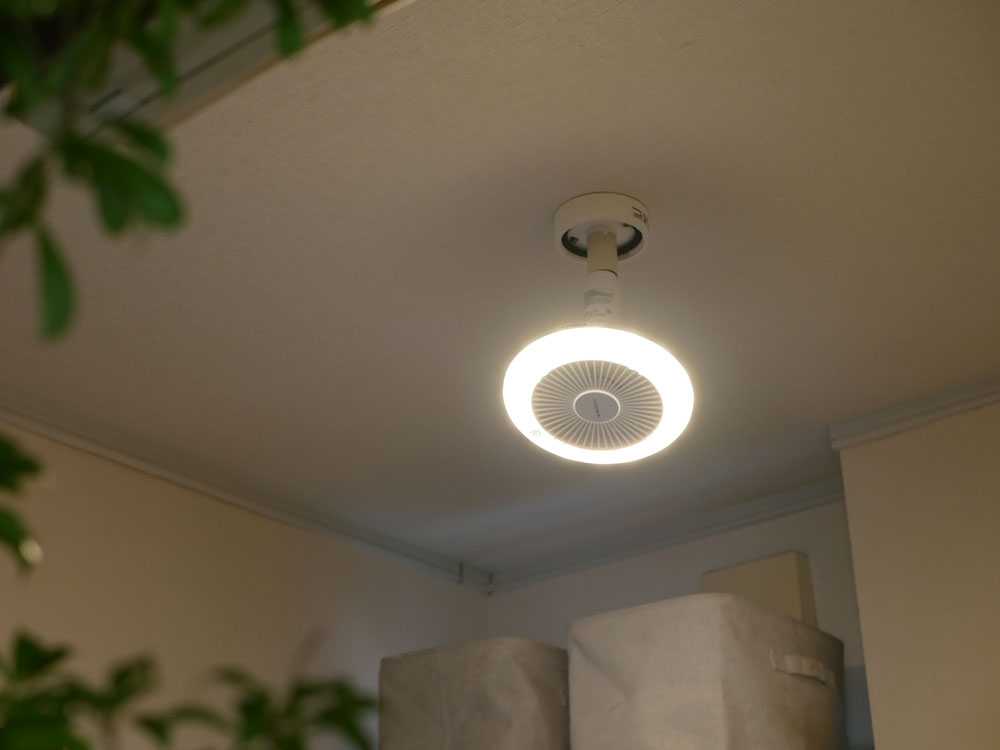 シルバーのデザイン天井照明器具、人感センサー付