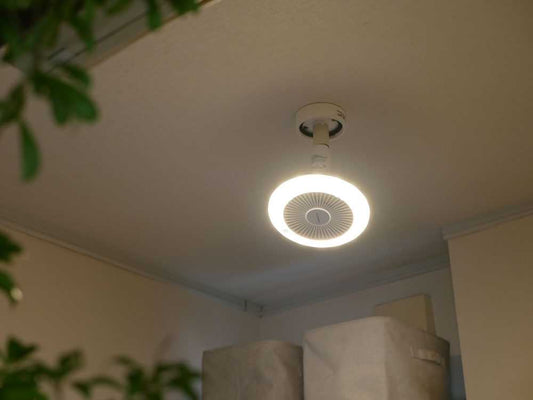 シルバーのデザイン天井照明器具、人感センサー付