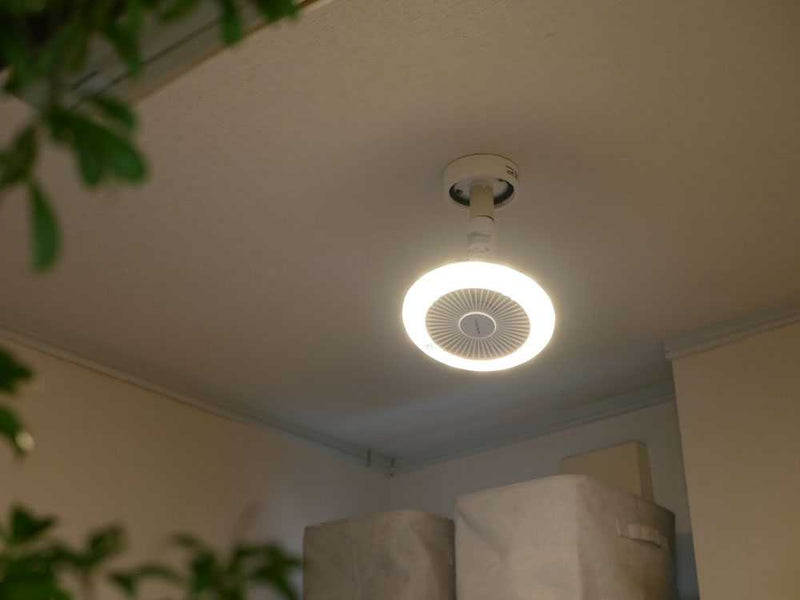 シルバーのデザイン天井照明器具、人感センサー付