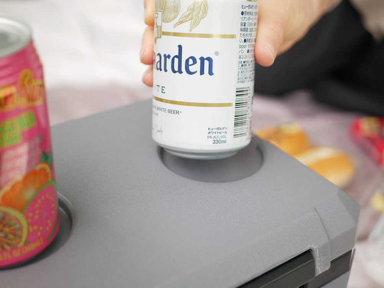 ロゴとラベルが付いたアルミ飲料缶