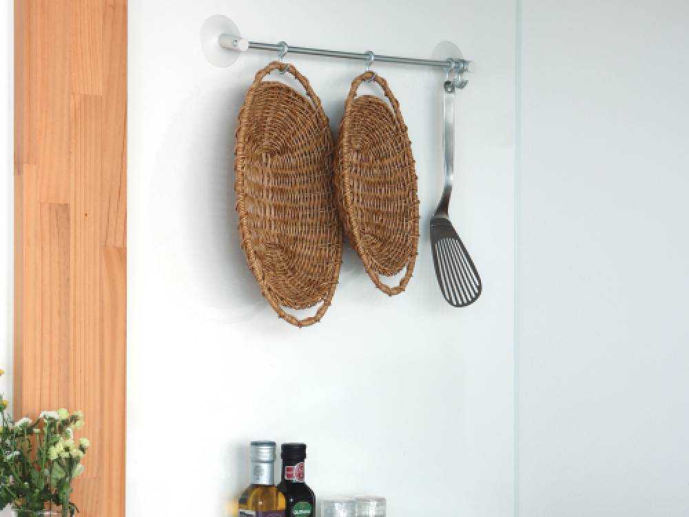 ユティルナイールのざるとキッチン用品が入ったバスケット