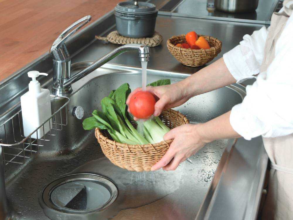 キッチンシンクに置かれたクレエ ユティルナイールのざる