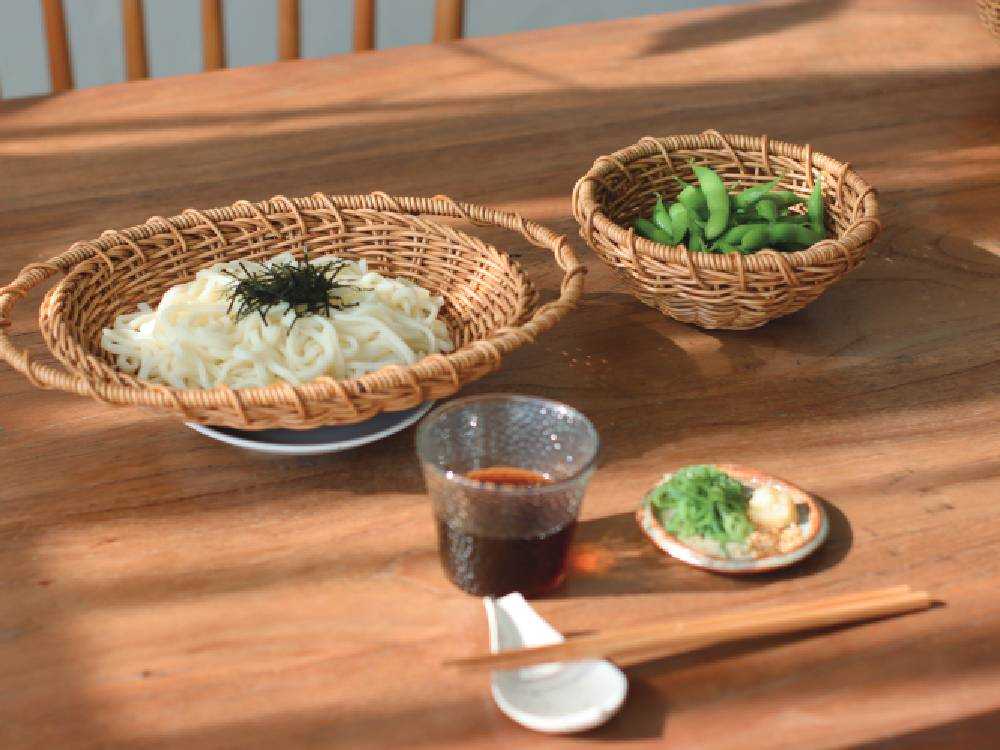 ユティルナイールのざるに盛った麺と野菜