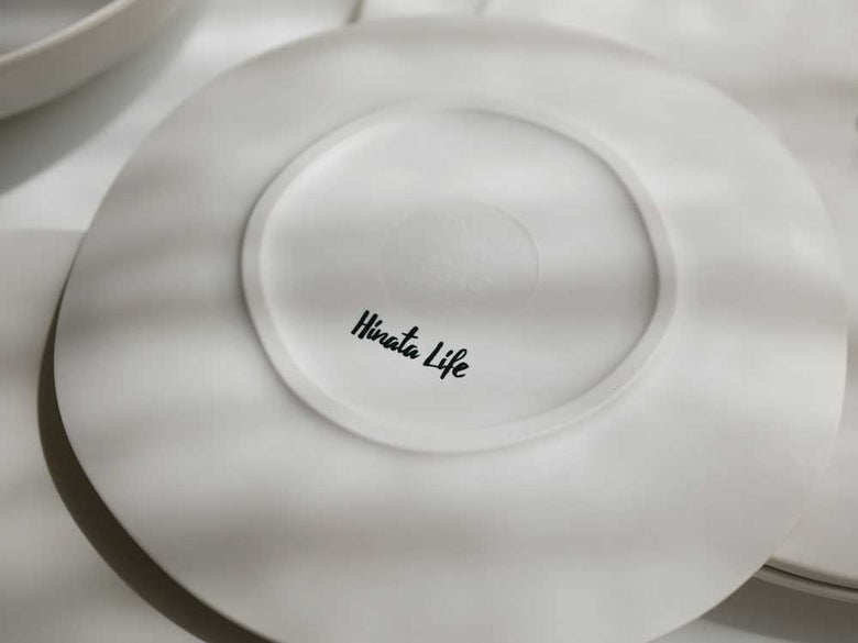 美強皿のメラミンプレートセットがテーブルに整然と並んでいる