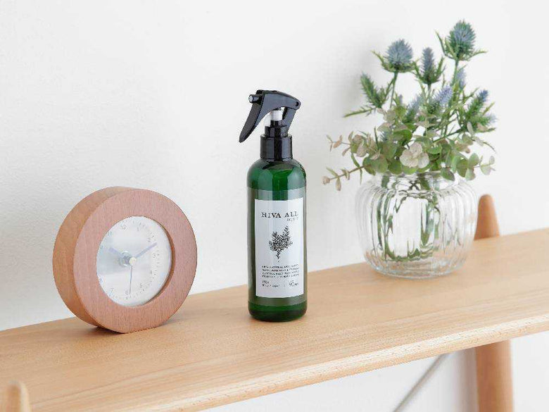 HIVA ALL ヒバオールのボトルと室内植物