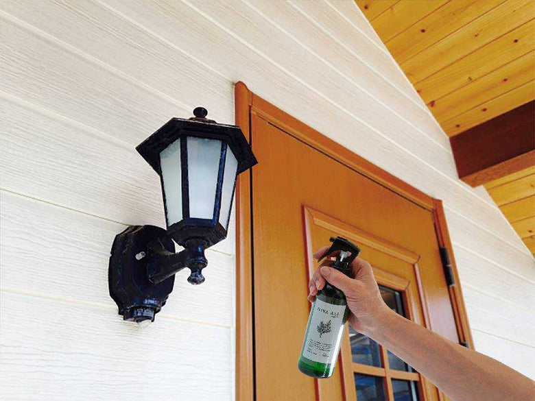 塗装と仕上げが施された木製のホームドア