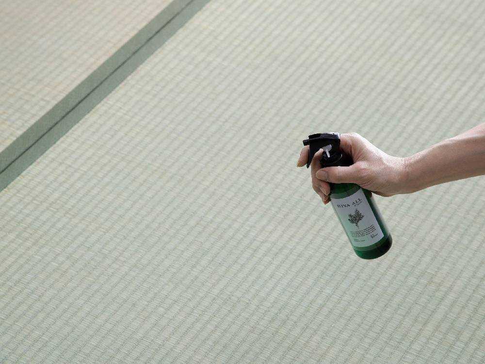 清潔なフローリング上に置かれた『HIVA ALL』スプレー