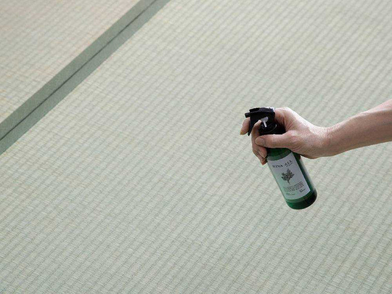 清潔なフローリング上に置かれた『HIVA ALL』スプレー