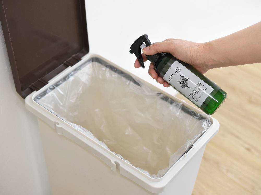 ラベルと蓋が付いたプラスチックボトル