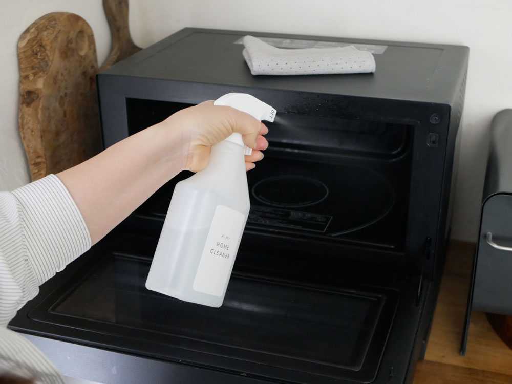 銀色のプラスチック製AiMYホームクリーナー本体