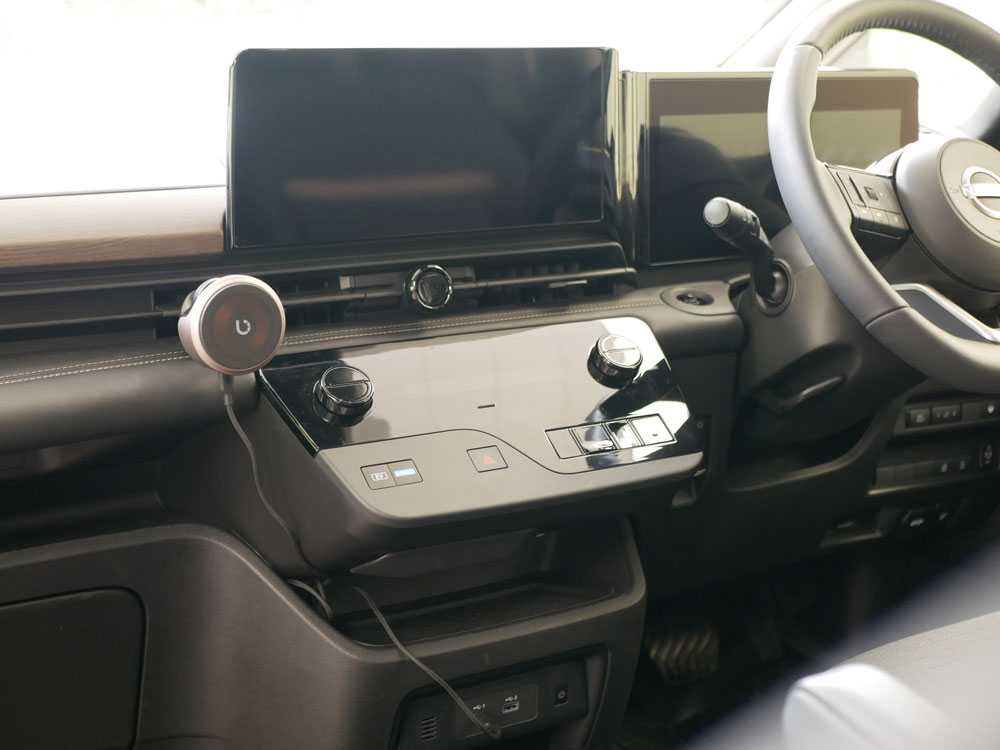 BEZALEL 3in1ワイヤレスカーチャージャーを設置した車内