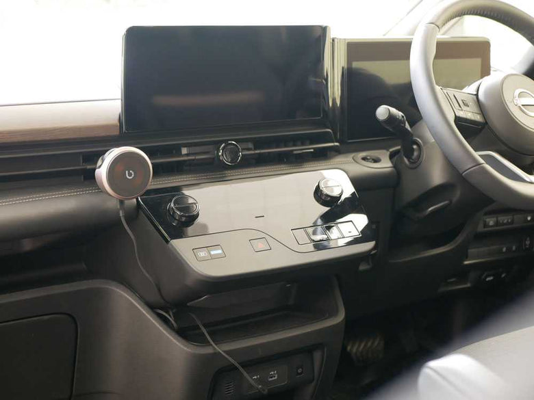 BEZALEL 3in1ワイヤレスカーチャージャーを設置した車内