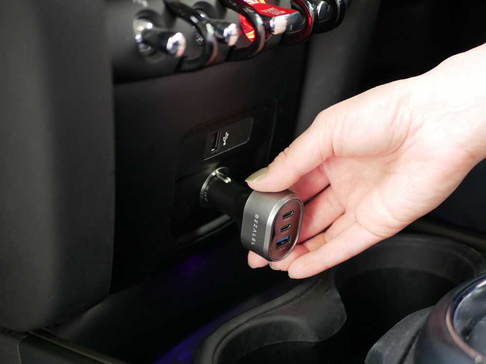 カーボンファイバーのセンターコンソールとギアシフト