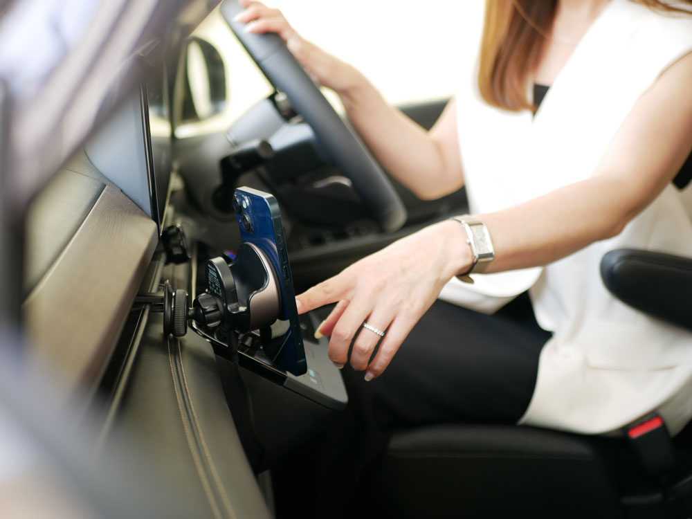 ステアリングやギアシフト、カシートなどが配置された車内