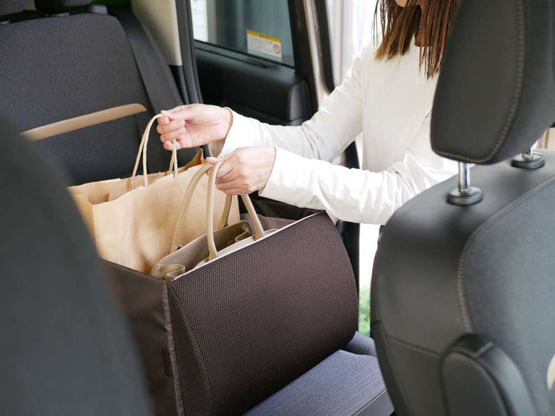 荷物転落防止用シートボックスと腰クッションが装着された車内