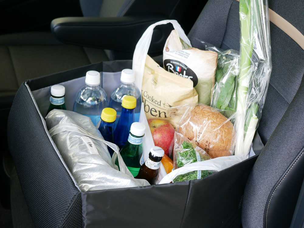 荷物転落防止シートボックスとカバーが装着された車内