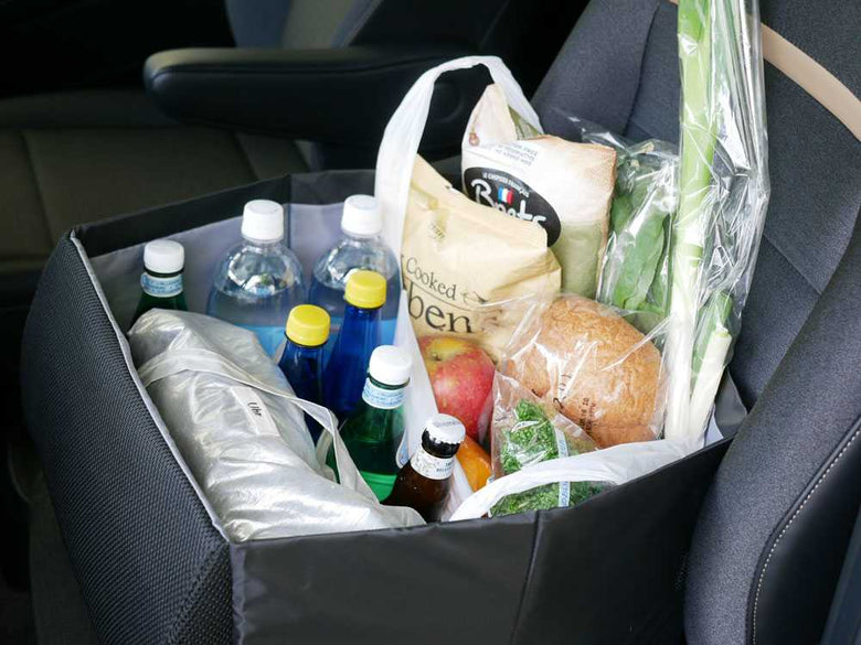 荷物転落防止シートボックスとカバーが装着された車内