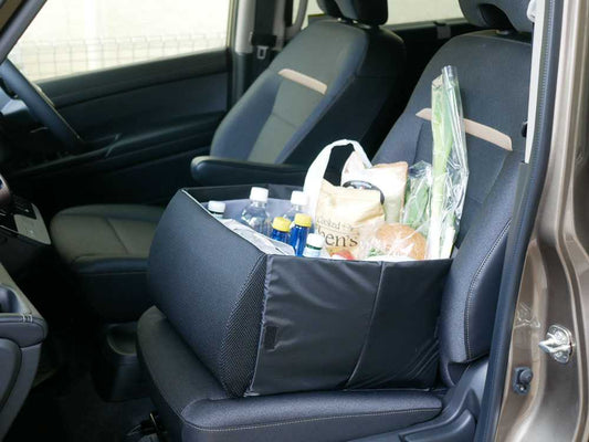 ミニバンの座席に取り付けられた荷物転落防止クッション