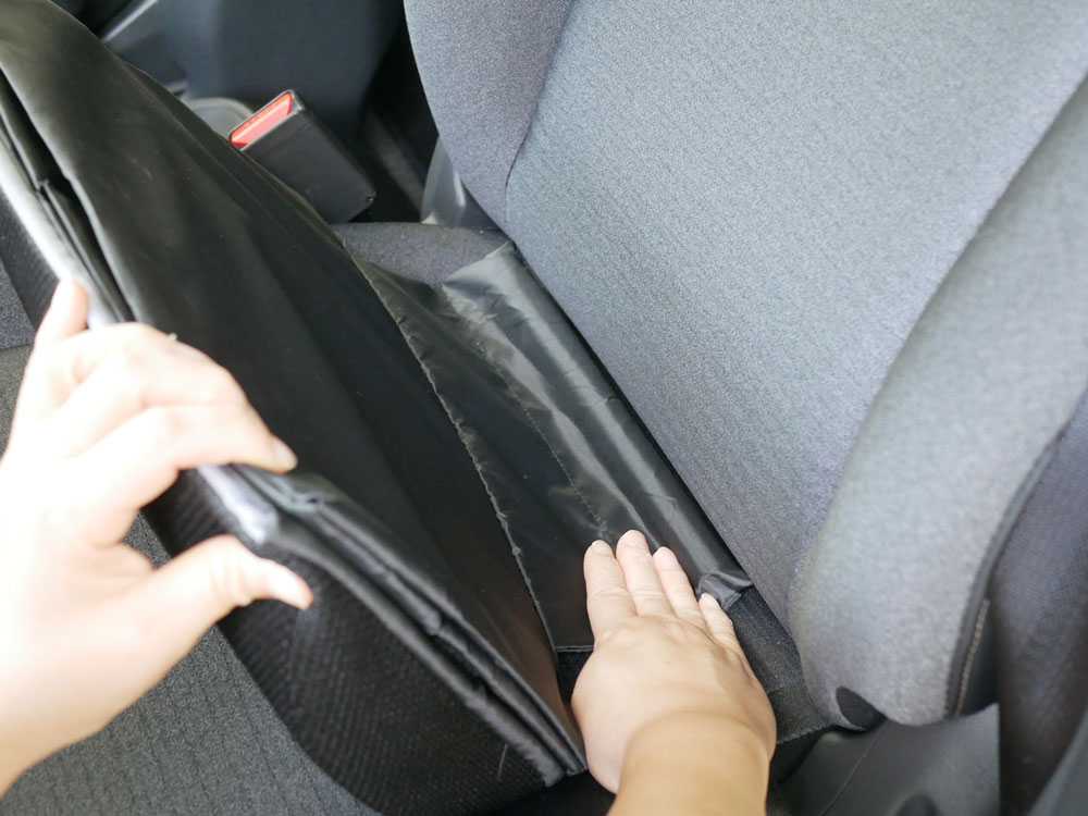 荷物の転落防止シートボックス腰クッションを装着したカーシート