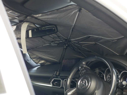 BMWのフロントガラスに取り付けられた遮夏カーシェード