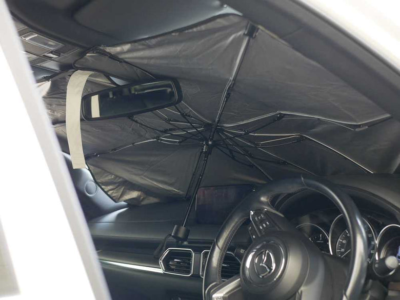 BMWのフロントガラスに取り付けられた遮夏カーシェード