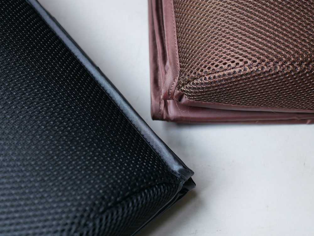 車内に設置されたシートボックス腰クッションの写真