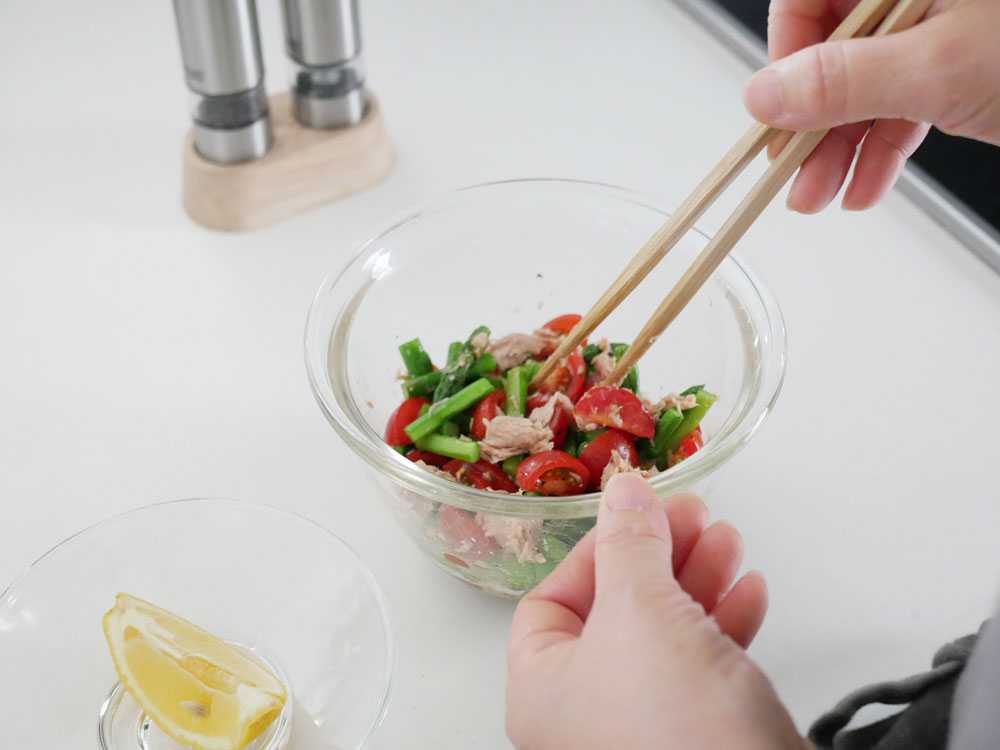 HARIOの耐熱ガラス丼鉢にサラダと箸が入っています