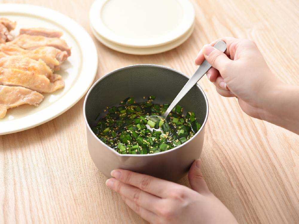 ステンレス製の深めボウルと食材